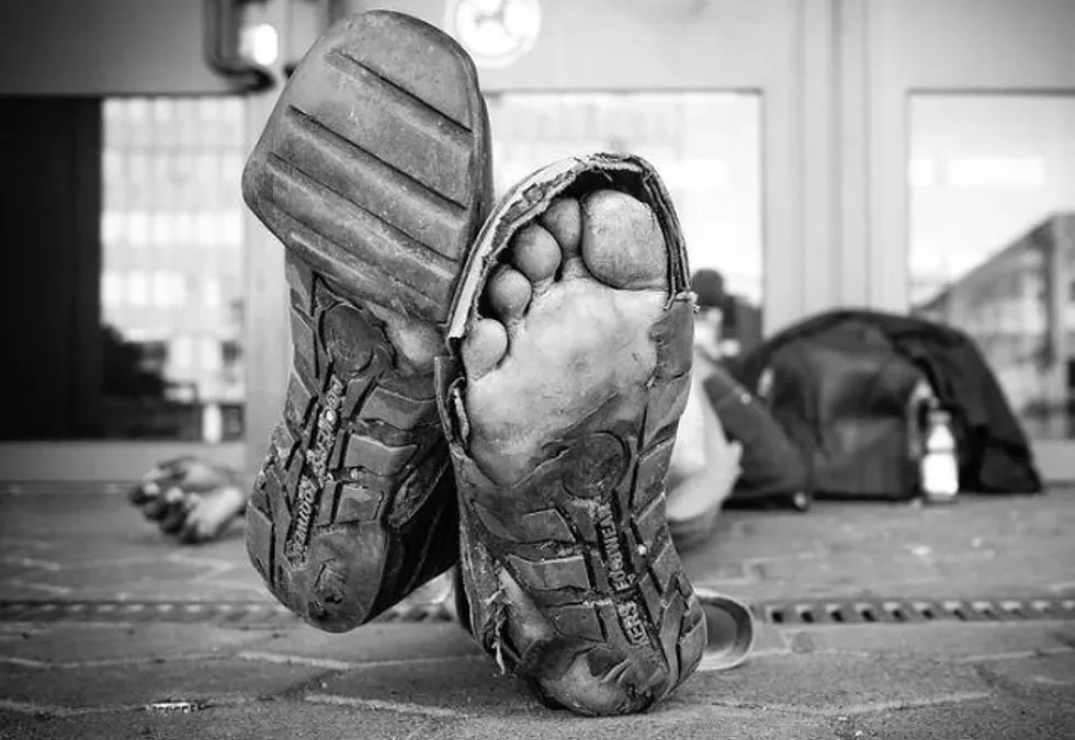 Jennifer Garner Lends A Homeless Man Her Own Shoes And Socks