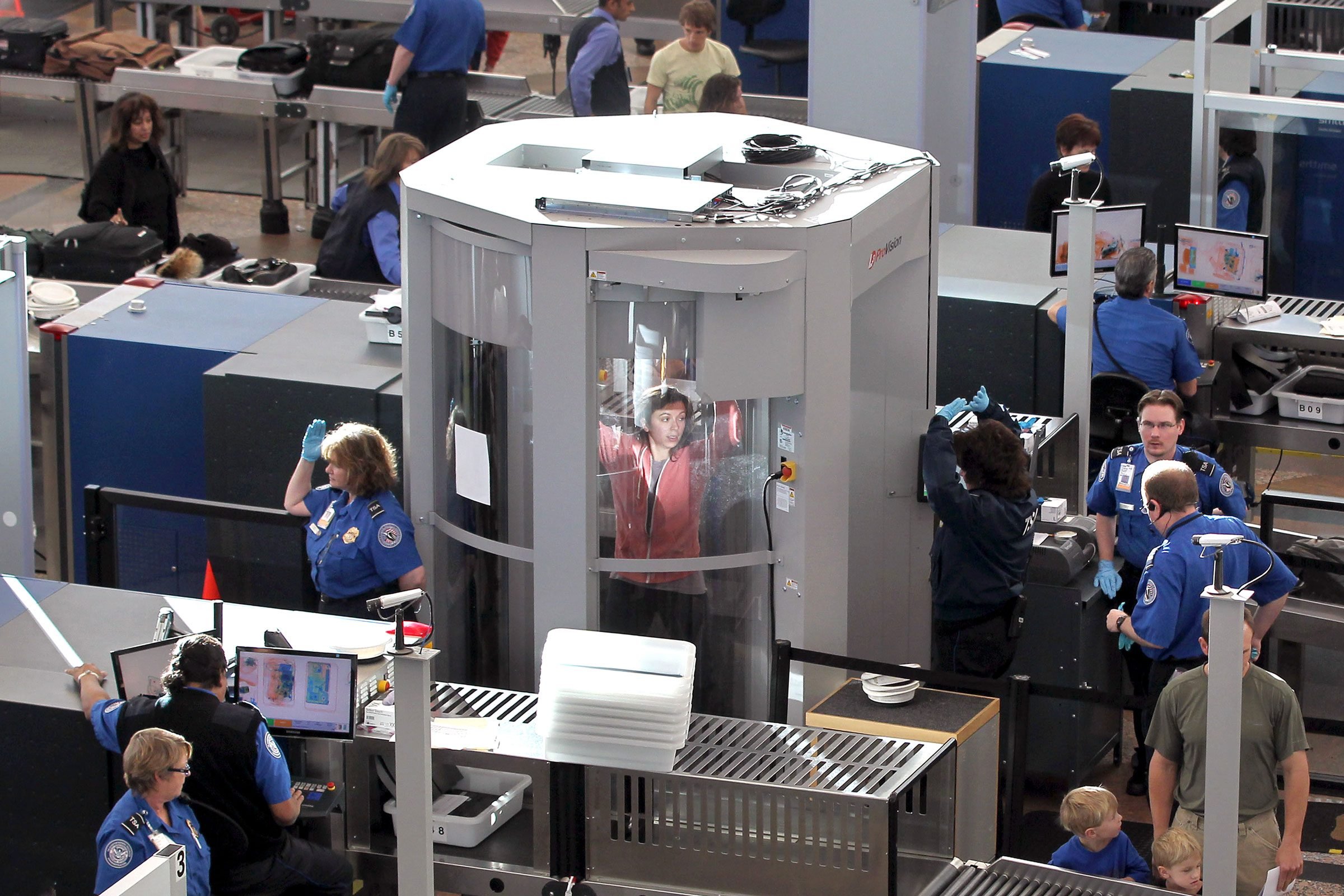 The Terrifying Reality Of What Airport Security Can See Through An X ...